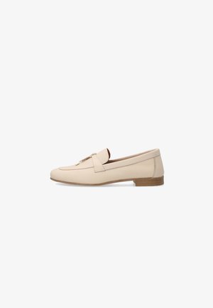 Beige leren loafer met lage houten hak en kwastdetail, zijaanzicht op witte achtergrond.