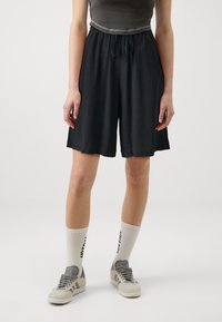 Selected Femme / Damen-Short / SLFVIVA MW AOP SHORTS NOOS main image 0