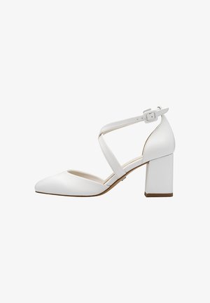 Zapato de tacón de cuero blanco con punta puntiaguda, tacón ancho tipo bloque y pulsera en el tobillo con hebilla. Textura suave y diseño minimalista.