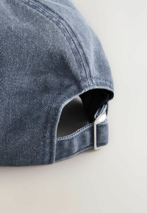 Dunkelblaue Kappe aus strukturiertem Stoff mit einem gebogenen Schirm. Der verstellbare Riemen auf der Rückseite verfügt über eine Metallschnalle.