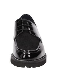 Scarpe nero in pelle lucida con corpo in vernice, dettagli in camoscio sulla parte superiore e suola in gomma texturizzata per una buona aderenza.