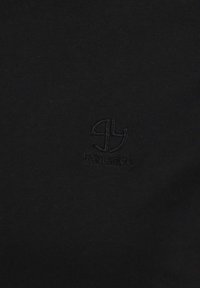 Zwarte katoenen t-shirt met een subtiele geborduurde logo in zwart draad, met een soepele textuur en korte mouwen.