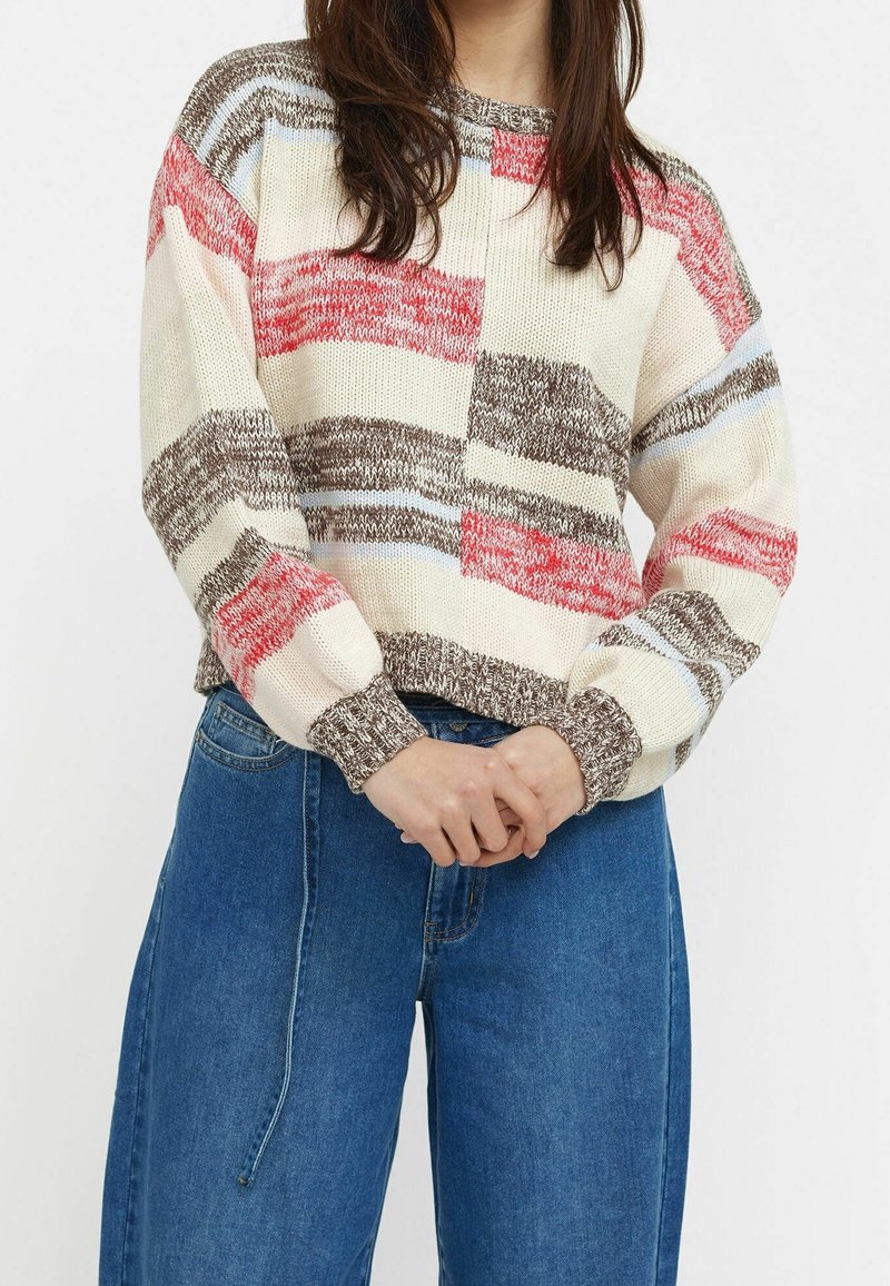 Maglione lavorato a maglia con colletto tondo, caratterizzato da strisce rosse, marroni e blu su uno sfondo avorio. Vestibilità morbida con polsini e orlo a coste.