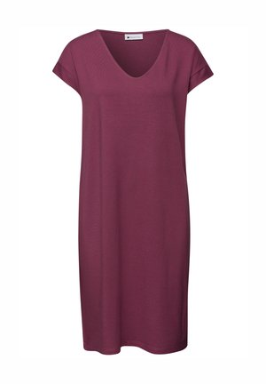 Fioletowa sukienka do kolan z krótkimi rękawami i dekoltem w serek, wykonana z miękkiego, gładkiego materiału, prezentowana na białym tle.