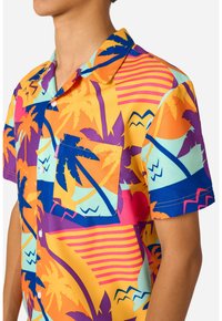 Kortærmet skjorte med knapper i klare multifarver. Har et palmetræsmønster, en lomme og et glat, letvægtsstof.