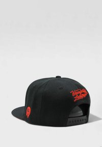 Musta snapback-lakki punaisella brodeeratulla tekstillä "Naughty League". Varustettu litteällä lierillä ja takana säädettävällä muovihihnalla.