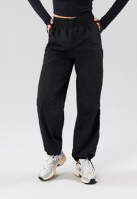 Even&Odd active MID RISE PARACHUTE JOGGERS WITH ADJUSTABLE CUFFED ANKLE
 - Pantalon classique - black