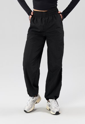 Even&Odd active MID RISE PARACHUTE JOGGERS WITH ADJUSTABLE CUFFED ANKLE
 - Pantaloni - black