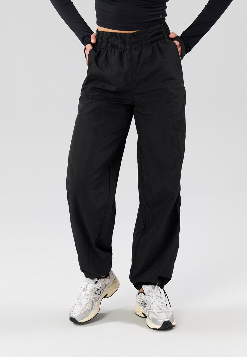 Even&Odd active MID RISE PARACHUTE JOGGERS WITH ADJUSTABLE CUFFED ANKLE
 - Pantalon classique - black