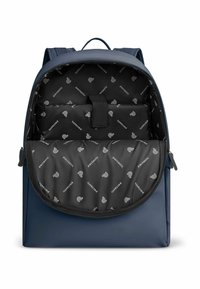 Zaino blu navy con una superficie liscia, dotato di un interno nero decorato con il logo del marchio. Comprende un compartimento centrale con un divisore.