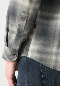 BOSS RICKERT - Srajca - open grey