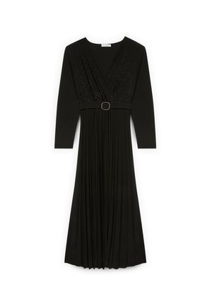 Vestido negro con mangas largas, escote en V y falda plisada. Presenta un cinturón con una hebilla redonda y detalles decorativos en el corpiño.