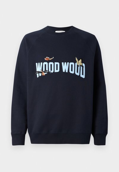 Hanorac bleumarin cu guler rotund și mâneci raglan. Prezintă fluturi brodați și textul "WOOD WOOD" în albastru deschis.
