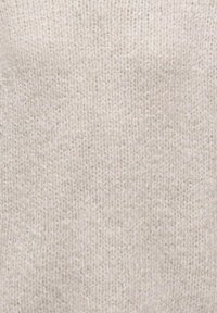 Svetlo bež pletena tkanina z mehko teksturo, ki ima enakomeren vzorec majhnih šivov po celotni površini.