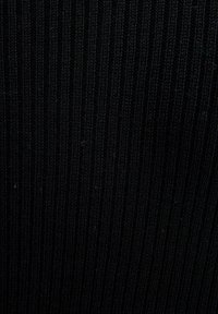 Tessuto a coste nero con righe verticali, realizzato in un materiale morbido, con una consistenza uniforme in tutto il tessuto. Assenza di motivi o accenti notevoli.