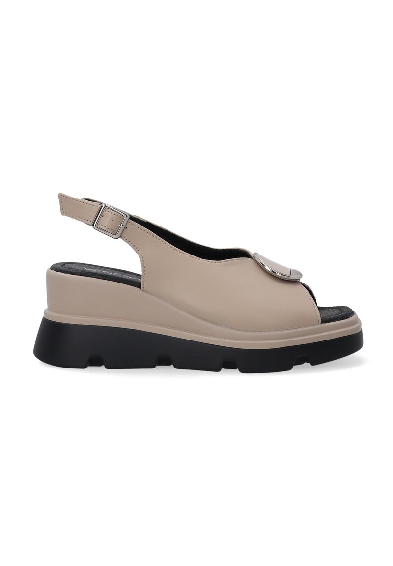 Beige slingback sandalen met een soepele leren bovenkant, ronde neus, gespsluiting en zwarte chunky zool. Bevat een decoratieve metalen acccent.