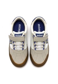 Zapatillas beige y blancas con una parte superior de ante y tela, cordones azules, correa de velcro y suela de goma marrón con detalles texturizados.