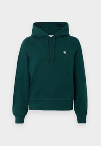 Sweat-shirt à capuche vert foncé, fabriqué en mélange de coton doux. Dispose d'une poche avant, de poignets côtelés et d'un petit logo sur la poitrine.