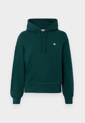 Kapuljača u tamnozelenoj boji, izrađena od mekanog pamuka. Ima prednji džep, rebraste manžete i mali logo na prsima.