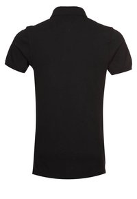 Černé polo tričko vyrobené z bavlny, s límečkem, krátkými rukávy a rovnými střihy. Žádné viditelné vzory nebo ozdoby.