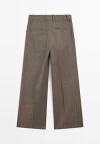 Bruine pinstripe broek met een wijde pijp, voorzien van een tailleband met riemlussen en twee achterzakken. Zachte stoftextuur en op maat gemaakt ontwerp.