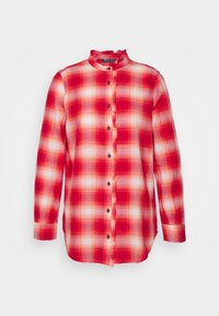 Czerwona i biała koszula w kratę z długim rękawem, z zapięciem na guziki i drobnym falbanowym wykończeniem wzdłuż linii guzików oraz kołnierza.