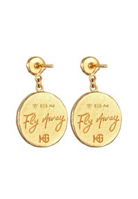 Guldtonade örhängen med cirkulär, texturerad design. Graverad med "Fly Away" och stämplad med "925 Ag" på ytan. Inkluderar bakstift.