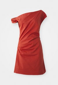 Asimetriška vieno peties suknelė plytų raudonos spalvos iš medvilnės, su susiraukšlėtu šonu ir tekstūruotu paviršiumi.