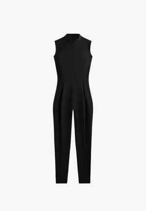 Salopetă neagră fără mâneci, cu guler înalt, închidere prin fermoar frontal, design ajustat și picioare conice, fabricată dintr-un material neted și elastic.