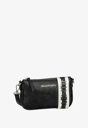 Bolso bandolera de cuero negro con el logo en relieve "VALENTINO", herrajes dorados, cierre de cremallera y una correa blanca a contraste con letras negras.