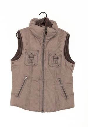 Ärmellose gepolsterte Weste in Hellbraun mit hohem Kragen, Frontreißverschluss, zwei Reißverschlusstaschen an der Taille und zwei Klappentaschen auf der Brust.
