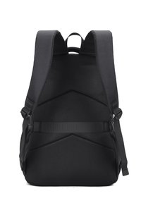 Zaino nero con design sagomato, pannello posteriore in rete, spallacci imbottiti e scomparti con zip. Presenta una superficie texturizzata e spallacci regolabili.