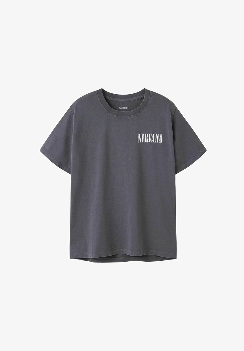 Donkergrijze katoenen t-shirt met korte mouwen en een ronde hals, voorzien van een witte "NIRVANA" graphic op de linkerkant van de borst.