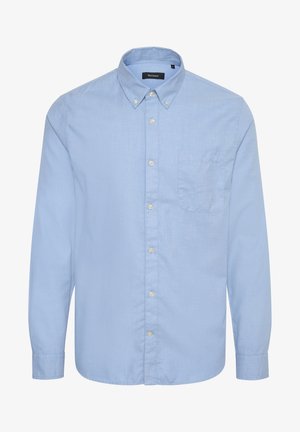 Camisa de botones azul claro hecha de algodón, con un bolsillo en el pecho, collar de botones y mangas largas con puños abotonados.