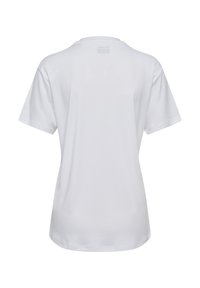 Biała koszulka z krótkimi rękawami, okrągłym dekoltem i gładką fakturą. Posiada subtelny nadruk w pobliżu kołnierza z tyłu.