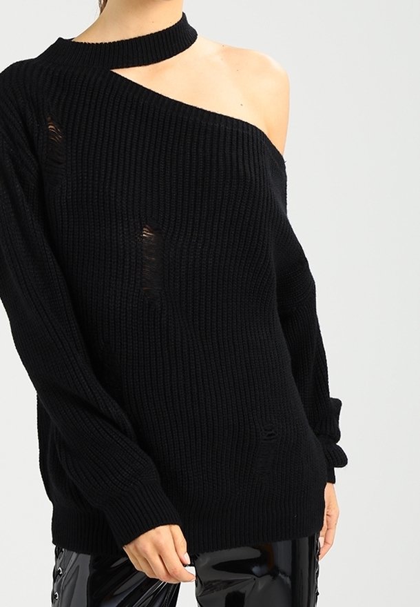 Pull en maille côtelée noir avec détails usés, présentant un col asymétrique dévoilant une épaule et un col style collier ras du cou.