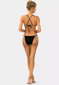 Czarny zestaw bikini z górą w stylu halter, z regulowanymi ramiączkami i wiązaniem z tyłu; dół ma minimalne pokrycie z bocznymi akcentami.