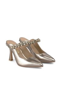 Tacchi slingback argentati in metallo con punte affusolate, adornati da un cinturino di gioielli sul davanti, posizionati su un tacco medio a blocco.