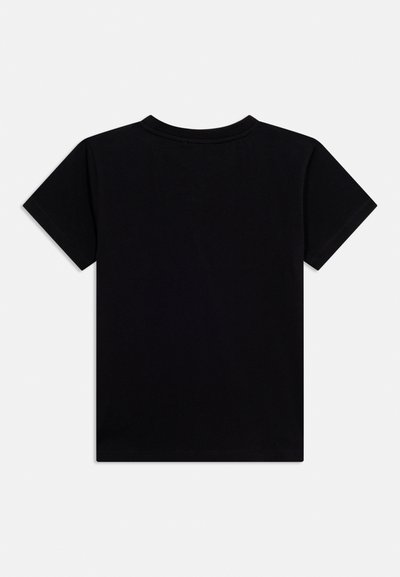 Απλό μαύρο κοντομάνικο μπλουζάκι, εμφανιζόμενο από πίσω, με στρογγυλή λαιμόκοψη και απλό, μονόχρωμο σχέδιο.