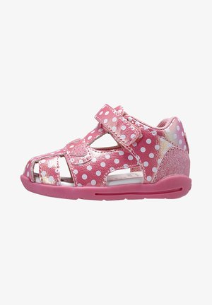 Sandalia infantil rosa con lunares blancos, tiras ajustables de velcro, diseño de punta abierta y suela de goma acolchada.