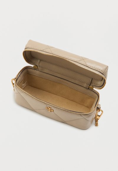 Bolsa de couro bege acolchoada com acessórios em ouro. Fecho de zip e forro suave. Design retangular compacto com um suporte para corrente.