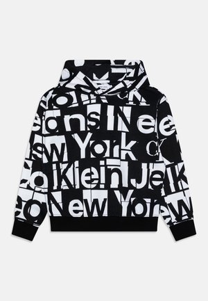 Felpa nera e bianca con un audace motivo grafico di testo. Il tessuto è morbido, con un design a pullover e tasca a marsupio frontale.