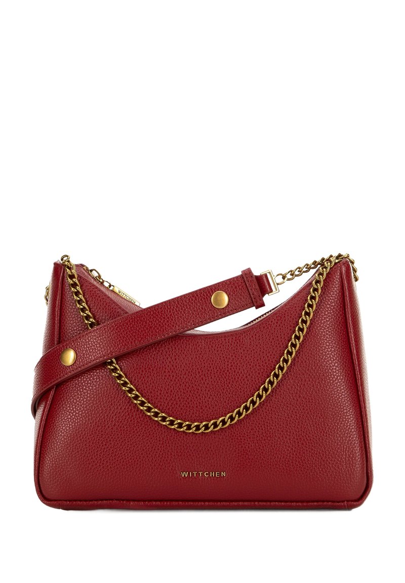 Bolso de mano de cuero rojo con acabado texturizado, que presenta una correa de cadena dorada y un adorno decorativo en la parte superior. Logo de la marca exhibido en la parte frontal.