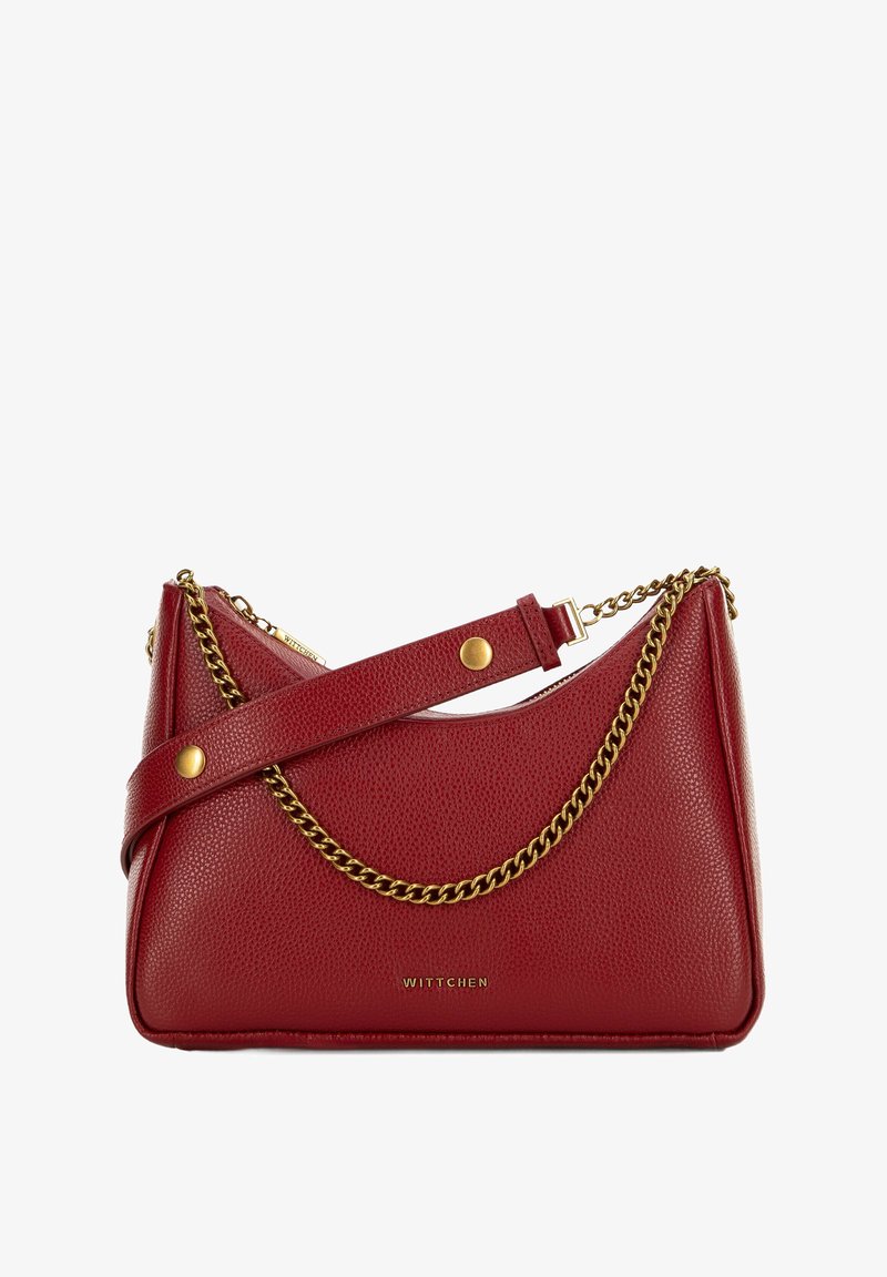 Bolso de mano de cuero rojo con acabado texturizado, que presenta una correa de cadena dorada y un adorno decorativo en la parte superior. Logo de la marca exhibido en la parte frontal.
