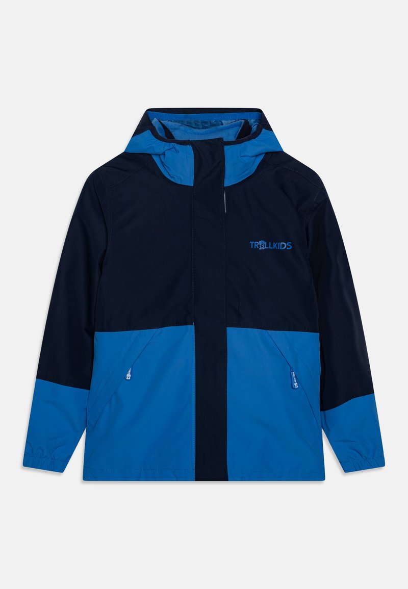 Blauer und dunkelblauer Windbreaker mit Kapuze, ausgestattet mit Reißverschlusstaschen und elastischen Bündchen. Logo im Brustbereich, leichtes Material.