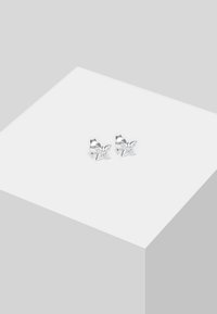 Pendientes de presión en forma de mariposa de plata adornados con gemas transparentes, con un acabado pulido y detalles intrincados en las alas.