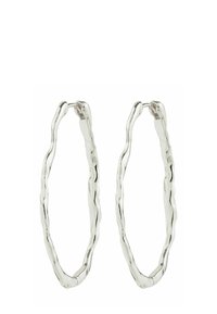 Orecchini a cerchio in argento con un design ondulato e texture. Leggeri, con una forma organica unica e chiusura a scatto sicura.