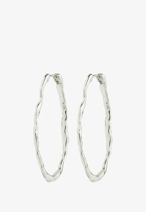 Zilveren oorringen met een golvend, gestructureerd ontwerp. Lichtgewicht, met een unieke organische vorm en een veilige sluiting.