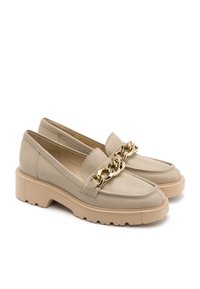Beżowe skórzane loafersy z grubą podeszwą, z akcentem w postaci złotego łańcucha na wierzchu. Teksturowana powierzchnia i zaokrąglony design nosa.
