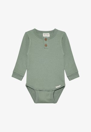 Body niemowlęce z długim rękawem z miękkiej zielonej prążkowanej tkaniny, z zaokrąglonym kołnierzykiem, dwoma drewnianymi guzikami oraz zapięciami na zatrzaski na dole.